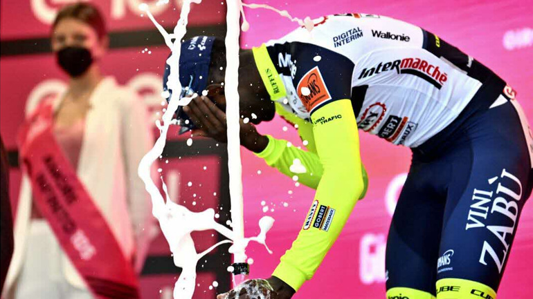 Ποδηλάτης τραυματίζει το μάτι του από τον φελλό σαμπάνιας 