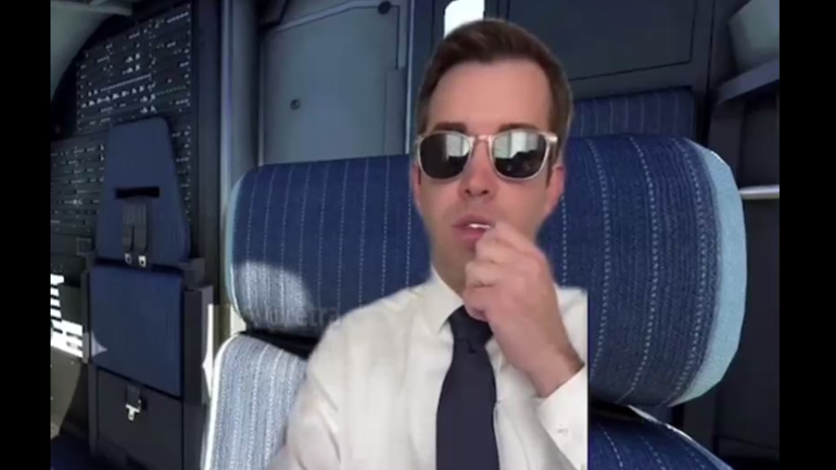 Όταν ο πιλότος καλωσορίζει τους επιβάτες στο αεροπλάνο