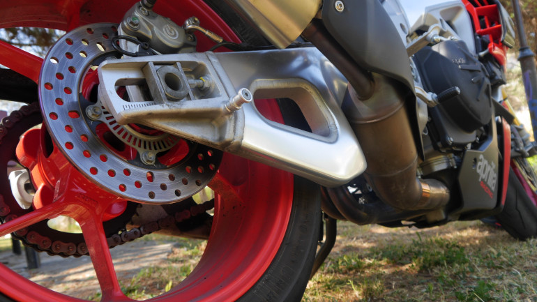 Κορυφαία αίσθηση από το αλουμινένιο ψαλίδι από το αγωνιστικό τμήμα της Aprilia Racing.