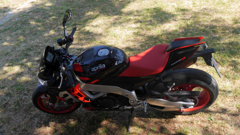 Το τιμόνι της έκδοσης Factory είναι διαφορετικό σε σχέση με το απλό Tuono.