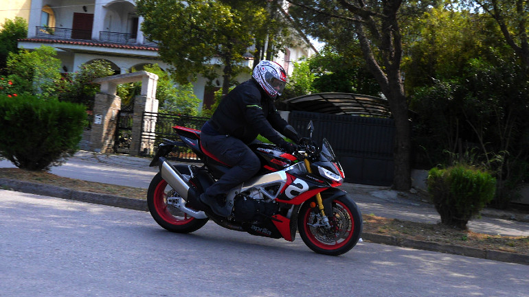 Μικρές διαστάσεις, αλλά ευρύχωρη θέση οδήγησης.