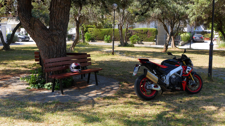 Ο συγκεκριμένο χρωματισμός Aprilia Black είναι διαθέσιμος μόνο στην έκδοση Factory.