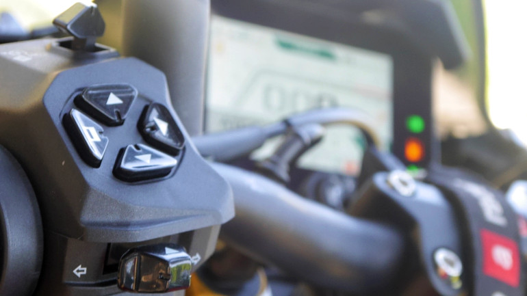 Άφθονα χειριστήρια στο τιμόνι