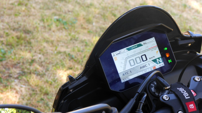 Έγχρωμη TFT οθόνη πληροφοριών με αμέτρητες πληροφορίες και δυνατότητες.