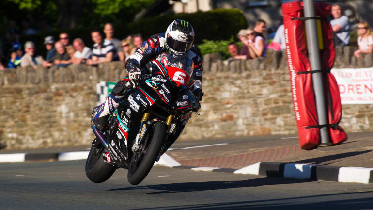 Ελαστικό εκρήγνυται σε αγώνα Road Racing μοτοσικλετών