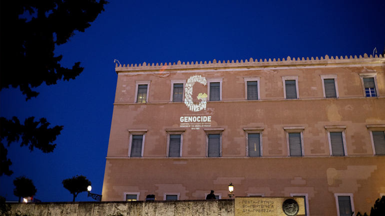 Η Βουλή φωταγώγησε την πρόσοψη του κτηρίου της για την Ημέρα Μνήμης της Γενοκτονίας των Ελλήνων του Πόντου