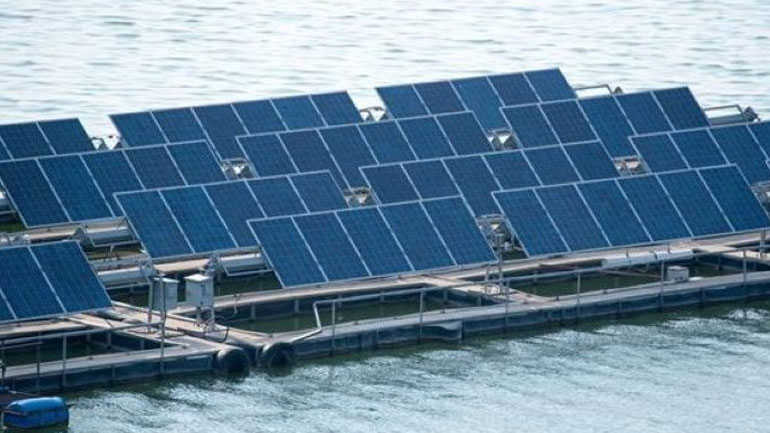 Πλωτά φωτοβολταϊκά σε ελληνικές φυσικές και τεχνητές λίμνες προτείνει το ΕΒΕΘ