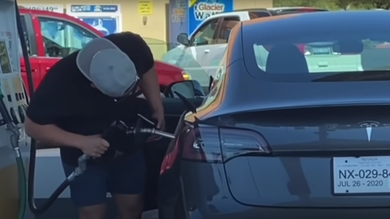 Πήγε στο βενζινάδικο με το Tesla και «πάλευε» πέντε λεπτά να βάλει βενζίνη