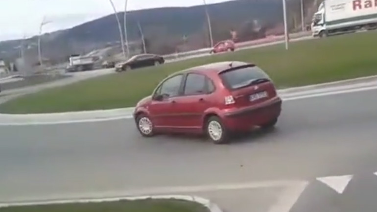 Oδηγός διασχίζει ανάποδα κυκλικό κόμβο (Πολωνία)