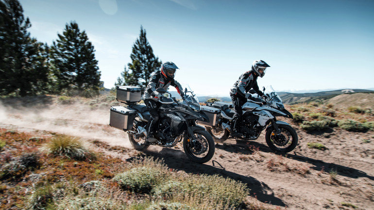 Συνοδεύεται από μεγάλη γκάμα αξεσουάρ, όπως σκληρές βαλίτσες και Top Case.