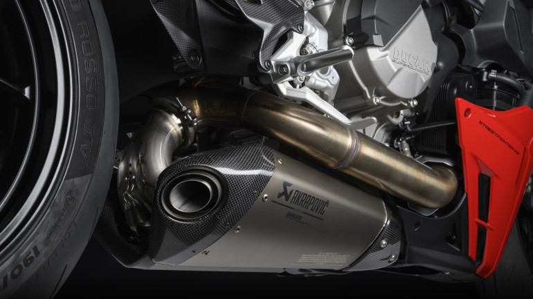 Εξάτμιση Akrapovic τιτανίου.