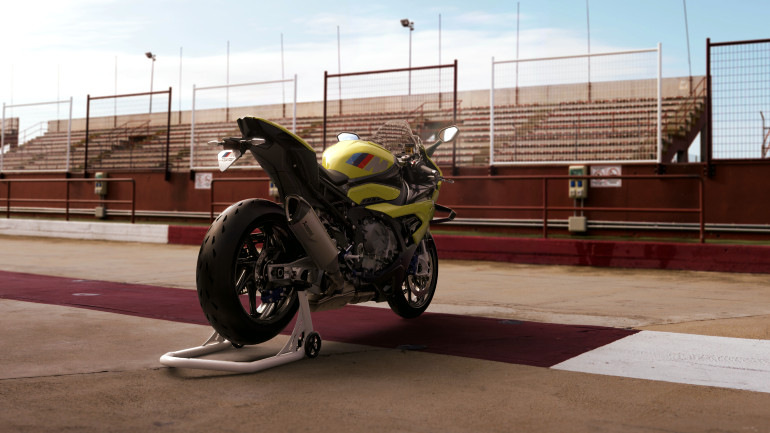 Η πίστα είναι το φυσικό της περιβάλλον.