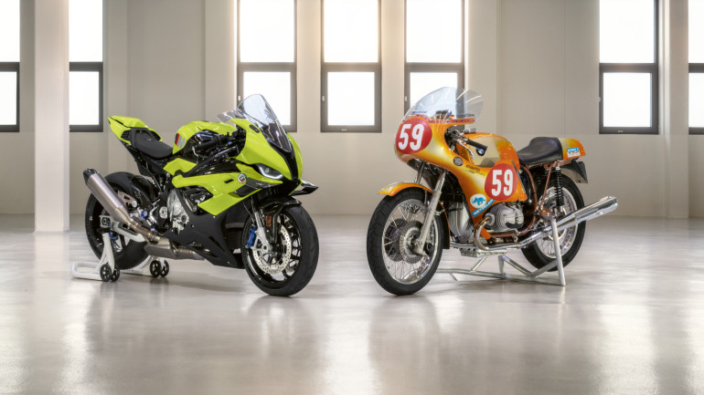 Δίπλα στη θρυλική BMW R 90 S του 1976 προετοιμασμένη από το τμήμα M.