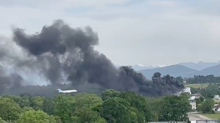 Φωτιά κοντά στο αεροδρόμιο της Γενεύης – Κτήριο τυλίχθηκε στις φλόγες