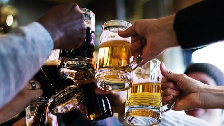 Οι Βρετανοί το έριξαν στα… ποτά και στα τσιγάρα