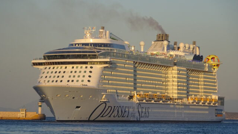 Έφτασε στον Πειραιά ένα από τα μεγαλύτερα κρουαζιερόπλοια στον κόσμο