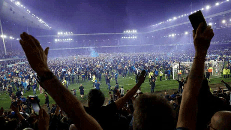 Αγγλία: Η FA διερευνά τις «εισβολές» στο γήπεδο και καταδικάζει την «αντικοινωνική συμπεριφορά» των οπαδών