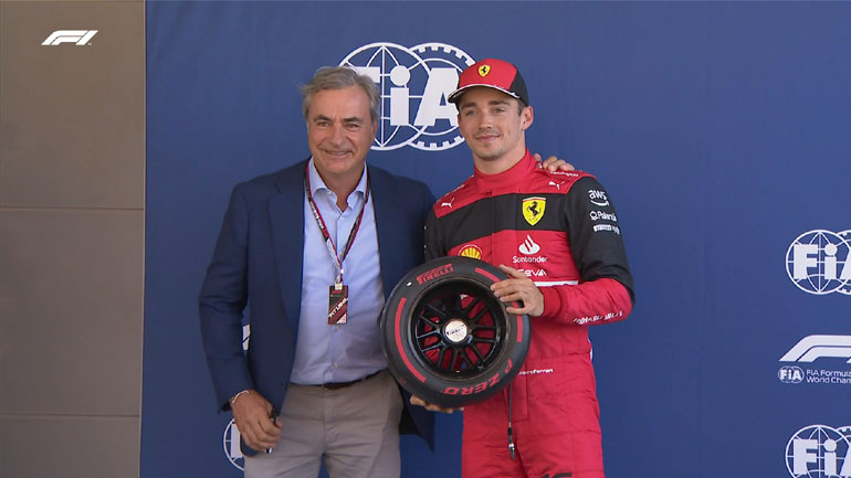 O Carlos Sainz (πατέρας του Carlos Sainz) απονέμει στον Charle Leclerc το τρόπαιο για την Pole Position.