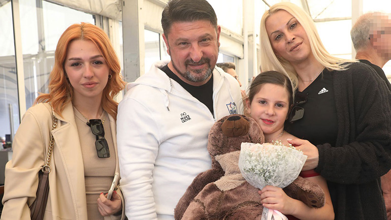 Νίκος Χαρδαλιάς: Οικογενειακή βόλτα με τη σύζυγό του και τις κόρες του