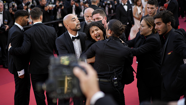 Φεστιβάλ των Καννών: Γυμνή διαδηλώτρια προκάλεσε αναστάτωση στο κόκκινο χαλί