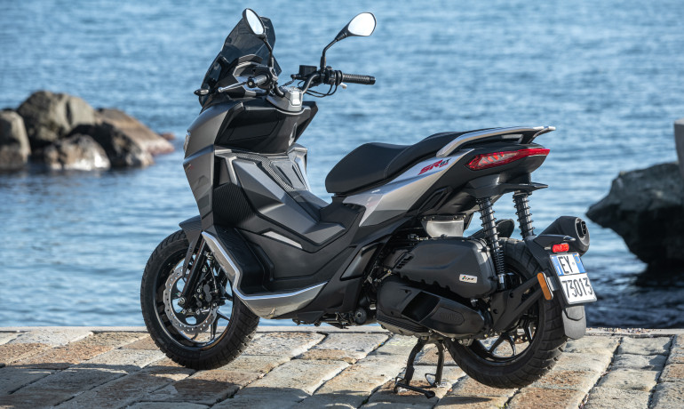 Η ιταλική φινέτσα δε λείπει από το scooter της Aprilia.