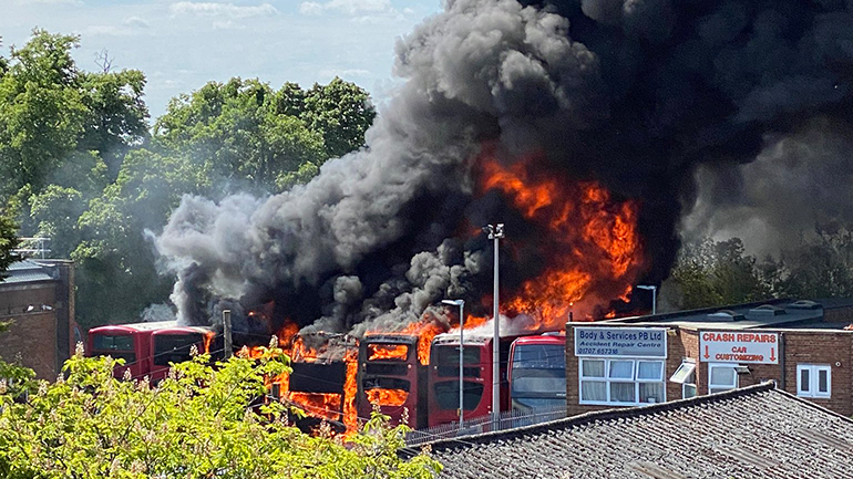 Μεγάλη έκρηξη σε γκαράζ λεωφορείων στο Λονδίνο Μεγάλη έκρηξη σε γκαράζ λεωφορείων στο Λονδίνο