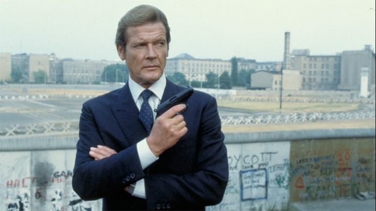 Ρότζερ Μουρ: Ο δανδής χιουμορίστας, το μοντέλο οδοντόκρεμας που θριάμβευσε ως 007