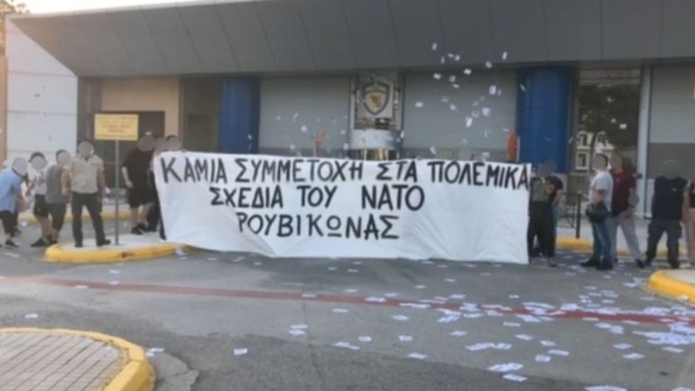 Παρέμβαση Ρουβίκωνα στο Υπουργείο Εθνικής Άμυνας