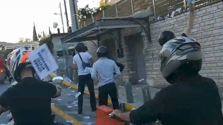 Μέλη του Ρουβίκωνα πέταξαν τρικάκια στην πρεσβεία του Ισραήλ