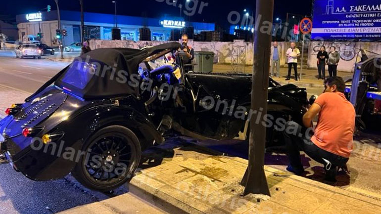 Λάρισα: Πολυτελές αυτοκίνητο «καρφώθηκε» σε κολόνα – Στο νοσοκομείο ο οδηγός