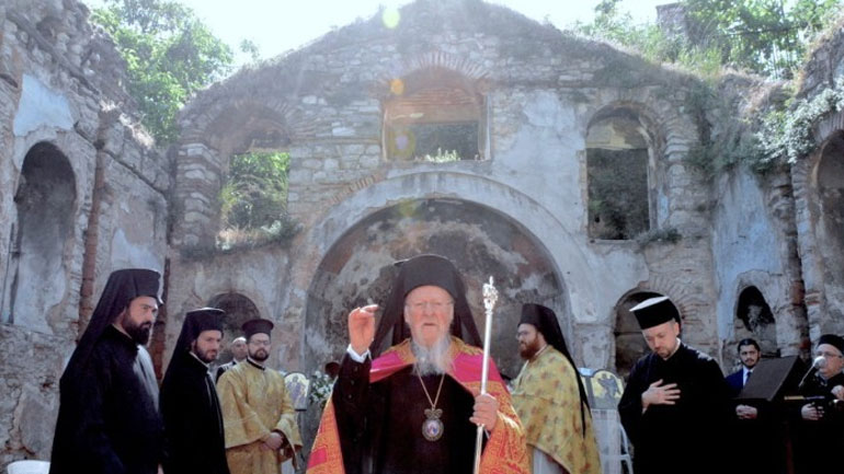 Στον ερειπωμένο ναό της Παναγίας Παραμυθίας Φαναρίου χοροστάτησε ο Οικουμενικός Πατριάρχης