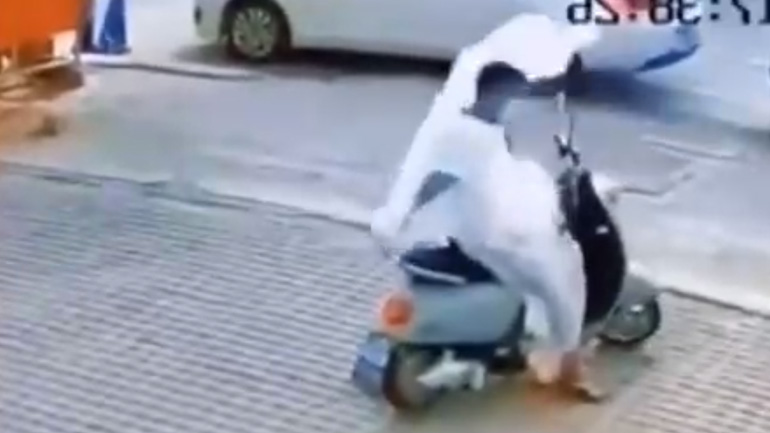 Άνδρας σε σκούτερ vs νάιλον