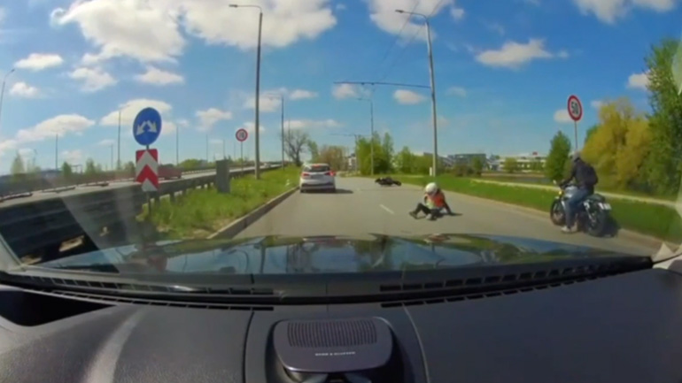 Oδηγός χτυπά μοτοσικλετιστή σε αυτοκινητόδρομο