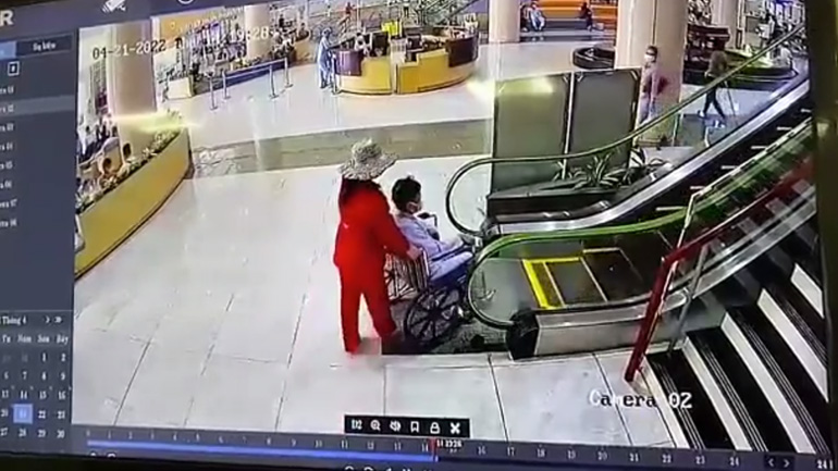 Aναπηρικό καροτσάκι σε κυλιόμενη σκάλα