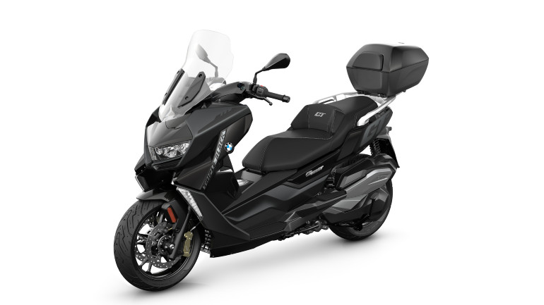 Στα προαιρετικά αξεσουάρ βρίσκει κανείς Top Case, πλαϊνές βαλίτσες, χαμηλή σέλα και καλώδια USB.