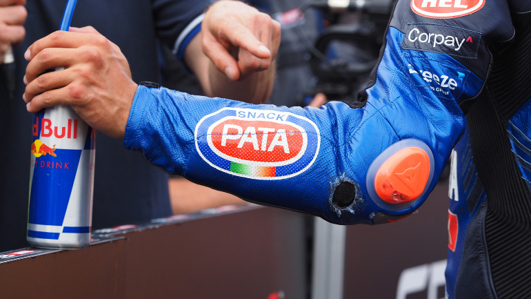 Η τρύπα στη δερμάτινη φόρμα του Razgatlioglu μαρτυρά την προσπάθεια που έκανε.