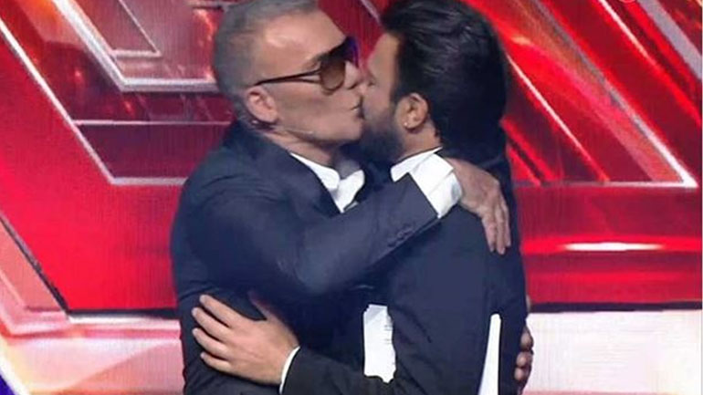 X Factor: Ο Στέλιος Ρόκκος αιφνιδίασε τον Ανδρέα Γεωργίου δίνοντάς του ένα φιλί στο στόμα!