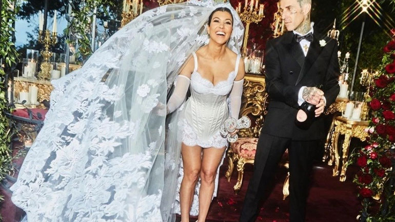 Kourtney Kardashian-Travis Barker: Οι πρώτες φωτογραφίες από τον θρησκευτικό τους γάμο στην Ιταλία