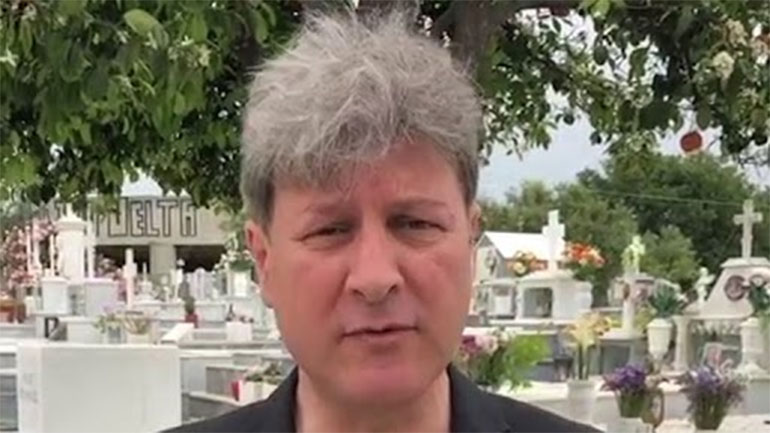 Στο μνήμα του Μίκη ο Νίκος Θεοδωράκης – «Η συμπαντική του παρουσία με καθοδηγεί, τον αισθάνομαι πολύ κοντά μου»