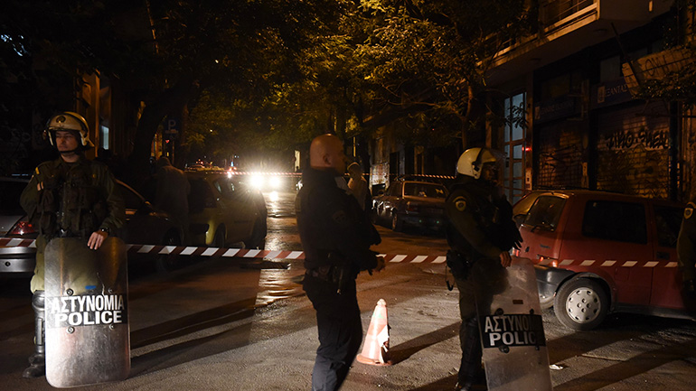 Εξάρχεια: Επίθεση με μολότοφ κατά των ΜΑΤ στη Χαριλάου Τρικούπη – Ζημιές σε 3 ΙΧ