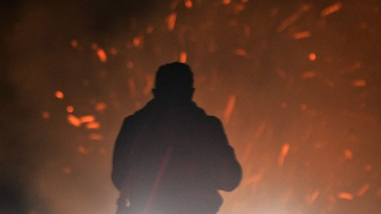 Πυρκαγιά σε ελλιμενισμένο πλοίο κοντά στο λιμάνι της Ελευσίνας