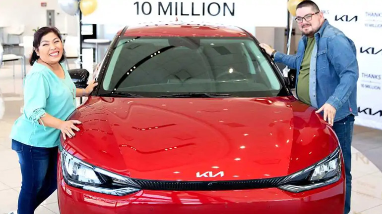 Αν έχεις τύχη διάβαινε. Πήγε να αγοράσει αυτοκίνητο και της το χάρισαν!