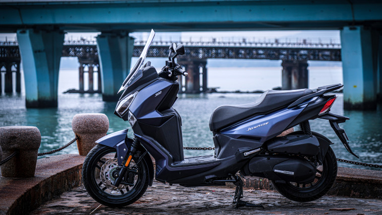 Έντονες γωνίες στη μάσκα και πολύ χρηστικό επίπεδο πάτωμα για καθημερινή ευκολία.