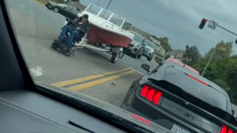 Αυτό δεν το έχουμε ξαναδεί. Άνδρας σε αναπηρική καρέκλα ρυμουλκεί σκάφος