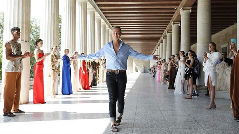 Βασίλειος Κωστέτσος: Παρουσίασε τη νέα του συλλογή «L’ Olympien» στην Εμβληματική Στοά Αττάλου