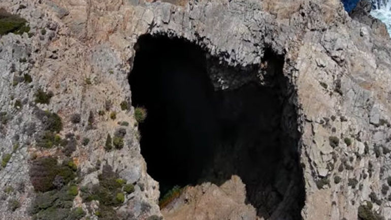 Μoβ Σπήλαιο: Το κρυμμένο διαμάντι της Εύβοιας που θα σας κόψει την ανάσα με τη μοναδική ομορφιά του