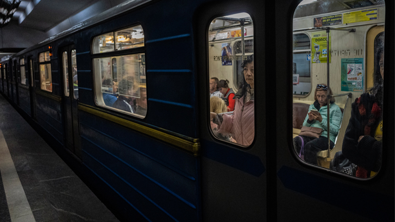 Επαναλειτουργεί το μετρό στο Χάρκοβο μετά από τρεις μήνες χρήσης του ως καταφύγιο