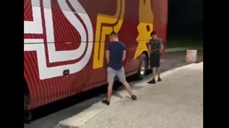 Europa Conference League: Οπαδοί στα Τίρανα… ξαλάφρωσαν πάνω στο λεωφορείο της Ρόμα