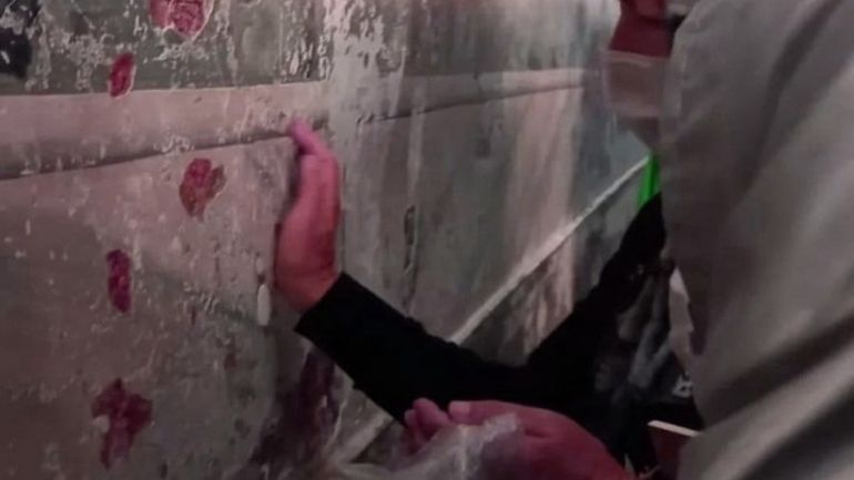 Αγιά Σοφιά: Ξύνουν τους τοίχους και παίρνουν κομμάτια για ενθύμια