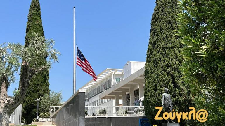 Μεσίστια σημαία και πανό στην Αμερικανική Πρεσβεία της Αθήνας